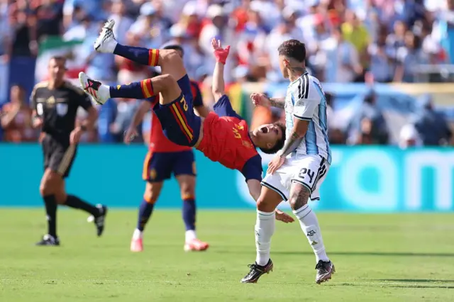 La entrada de Enzo Fernández sobre Pau Cubarsí que le costó la segunda tarjeta amarilla y dejó a Argentina con 10 jugadores.