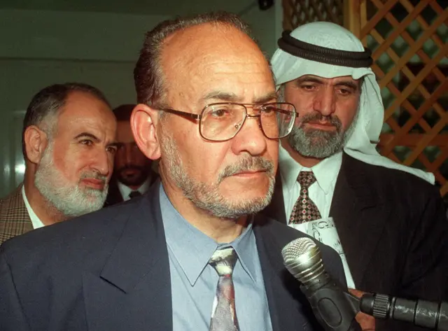 المراقب العام السابق لجماعة الإخوان المسلمين الأردنية عبد المجيد ذنيبات (وسط)، وعلى يساره سالم الفلاحات الذي تولى لاحقاً منصب المراقب العام للجماعة ثم أسس حزب الشراكة والإنقاذ