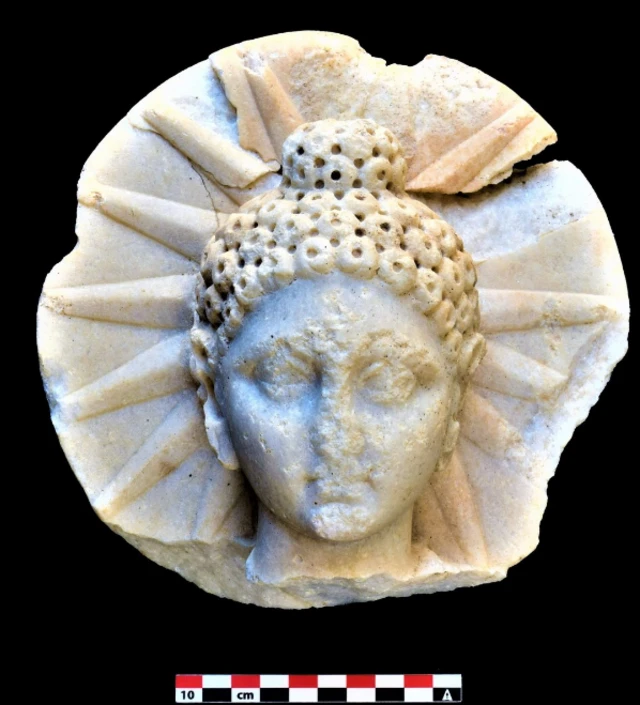 พระเศียรมีรัศมีเป็นแฉกคล้ายแสงอาทิตย์