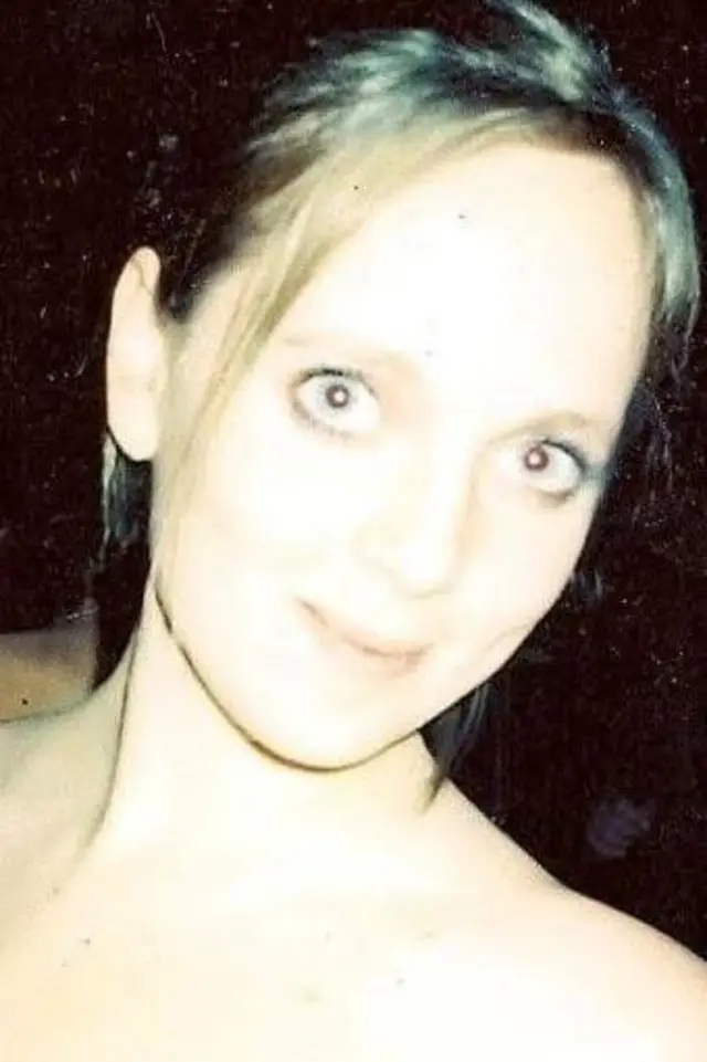 Дженні Еванс посміхається в камеру, у неї зібране назад волосся, портрет зблизька