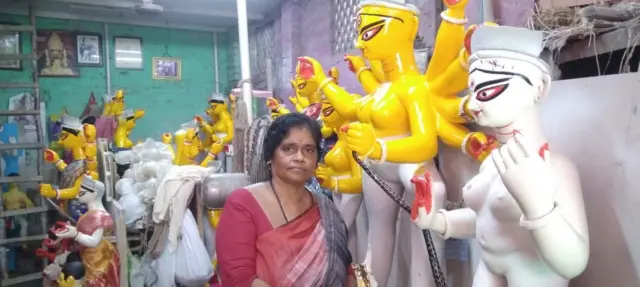 
শিল্পী চায়না পালের পরিবারের কেউই ভাবতে পারেননি তিনিও প্রতিমা তৈরিকেই পেশা হিসাবে বেছে নেবেন। 