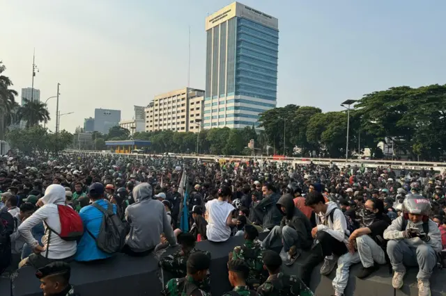 Jalan Gatot Soebroto arah Slipi, Jakarta ditutup massa aksi yang menggelar demo di Gedung DPR, Senayan, Jakarta, Jumat (29/8/2025) sore.