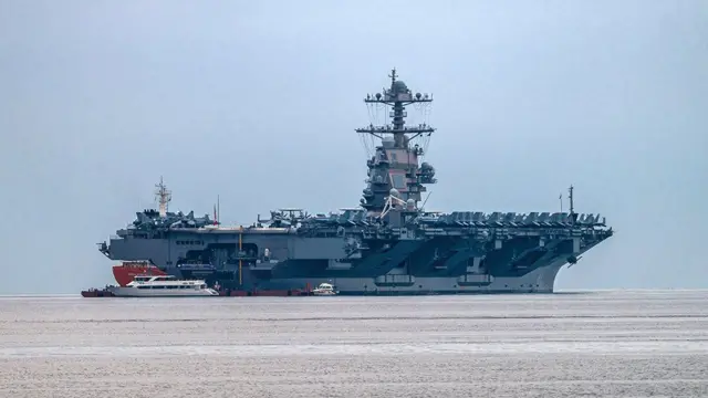 Ubwato USS Gerald R Ford bwikorera indege z'intambara ni bumwe mu mato abiri yarungitswe mu buseruko bwa  Mediterane (ifoto yo mu bubiko)