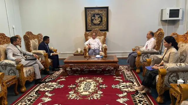 စစ်‌ကော်မရှင်ရဲ့ နိုင်ငံခြားရေး ဝန်ကြီးဌာန၊ အမြဲတမ်းအတွင်းဝန်က တီမောသံရုံး ယာယီတာဝန်ခံကို ဆင့်ခေါ်