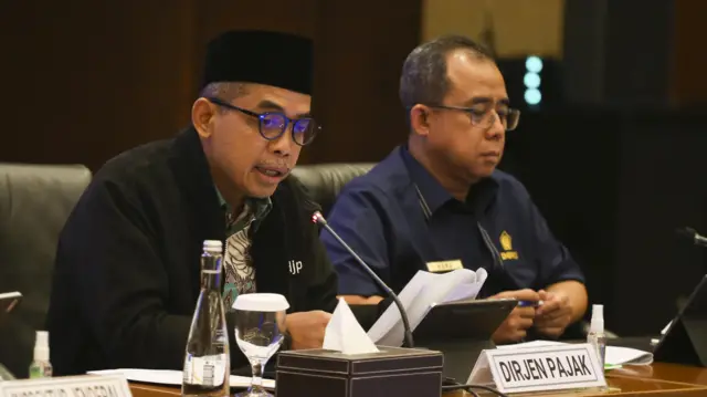 Direktur Jenderal Pajak Suryo Utomo (kiri) dan Sekretaris Jenderal Kementerian Keuangan Heru Pambudi (kanan) dalam konferensi pers di Jakarta pada Rabu (8/3/2023)