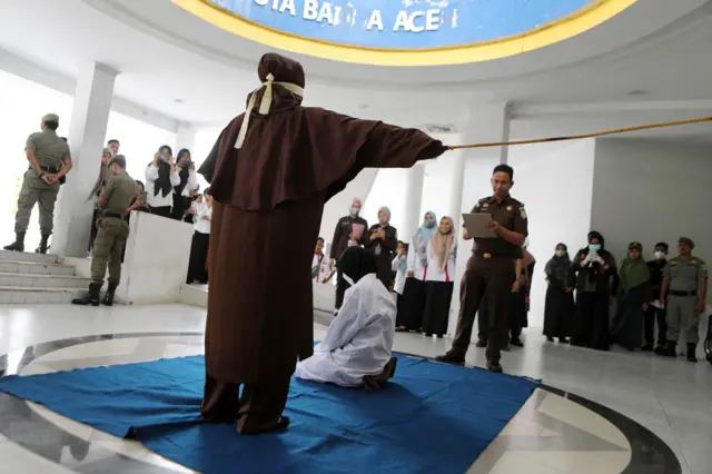 บางพื้นที่ของอินโดนีเซีย บังคับใช้กฎหมายอย่างเข้มงวด อาทิ เฆี่ยนประจาน