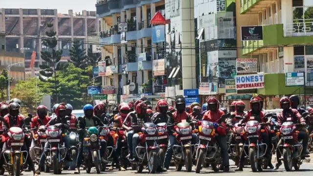 Des motos-taxis attendant à un feu rouge au Rwanda. Convertir ces véhicules à l'énergie électrique pourrait réduire de 32 % les émissions de gaz carbonique provenant du transport.