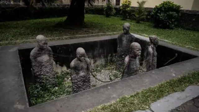 Zanzibar ni nyumbani kwa maeneo haya ya kihistoria yanayohusiana na utumwa, kama vile makazi ya zamani ya watumwa .