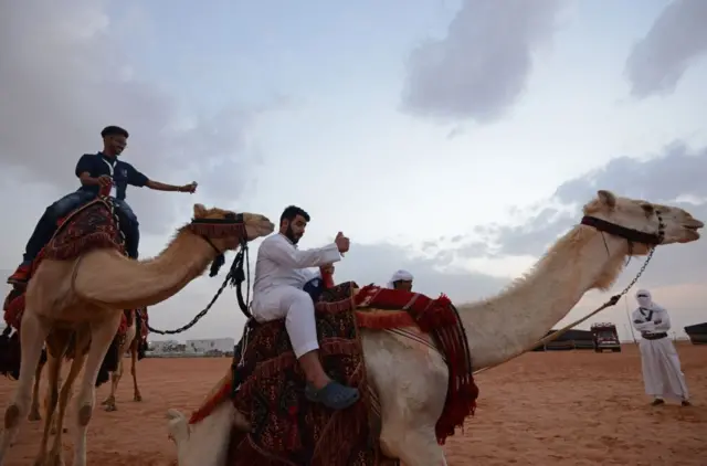 ځوانان پر اوښانو سپاره دي