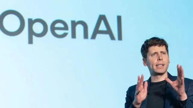 سم آلتمن در حال سخنرانی