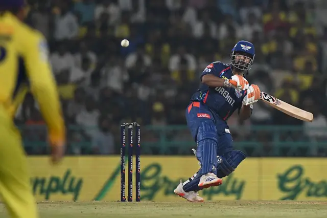 अपने निराले अंदाज़ में शॉट खेलते ऋषभ पंत