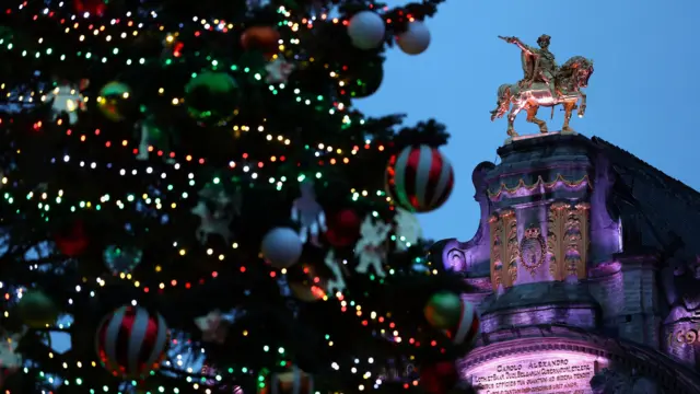 Brukselski Wielki Plac podczas pokazu świetlnego w ramach obchodów „Zimowych Cudów” (Plaisirs d'Hiver, Winter Pret), obejmujących jarmark bożonarodzeniowy i inne wydarzenia w centrum Brukseli w Belgii