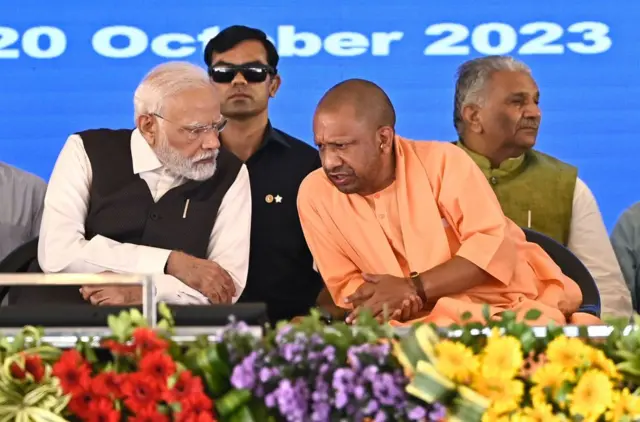 প্রধানমন্ত্রী নরেন্দ্র মোদীর সঙ্গে উত্তরপ্রদেশের মুখ্যমন্ত্রী যোগী আদিত্যনাথ