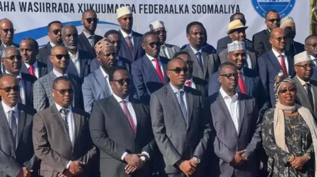 Mukhtaar Roobow(bidix) oo ka mid ah golaha wasiirada cusub