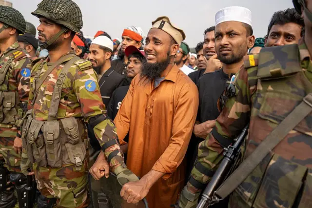 ভিড় ঠেকিয়ে রেখেছে সেনাসদস্যরা, পেছনে ভিড়ে কাঁদছেন কয়েকজন