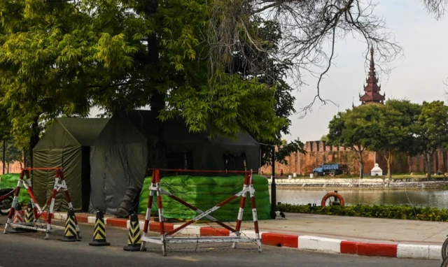 ဆွေးနွေးမှုတွေထဲ အကြမ်းဖက်တွေနဲ့ မဆက်သွယ်ဖို့ အပြင် သူတို့ကို သတင်းပေးဖို့လည်းပါဝင်