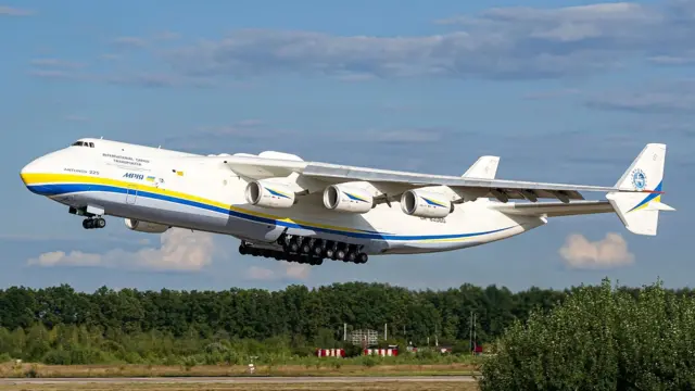 Antonov An-225 ni yo yari indege nini cyane ku isi mbere y'uko ishwanyaguzwa iri muri Ukraine intambara y'Uburusiya na Ukraine igitangira