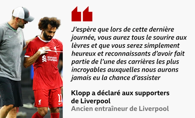 Jürgen Klopp, vêtu d'une casquette de baseball blanche et grise, d'un t-shirt et d'un short, félicite Mohamed Salah, qui porte un maillot rouge à manches courtes du Liverpool FC. Veuillez insérer ici la traduction de tous les mots à l'intention des personnes malvoyantes.