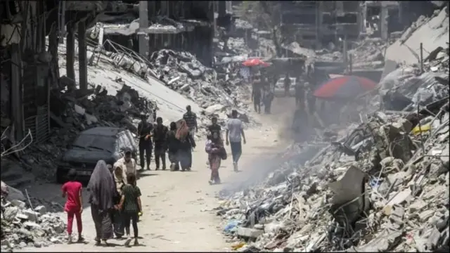 ইসরায়েলের সামরিক হামলায় গাজার অনেক অংশ ধ্বংসস্তূপে পরিণত হয়েছে।
