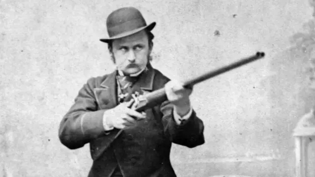 "Capitão" Charles Boycott com uma arma em 1863
