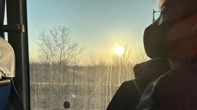 버스에 앉아 바깥을 바라보는 사람의 모습