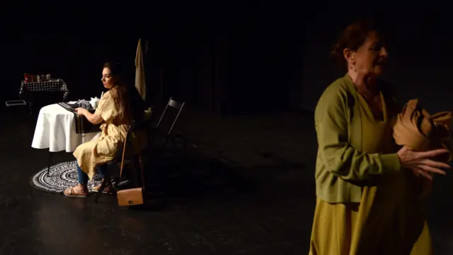 دو زن بازیگر در حال ایفای نفش در نمایش «همه آن‌هایی که می‌شناسیم‌»