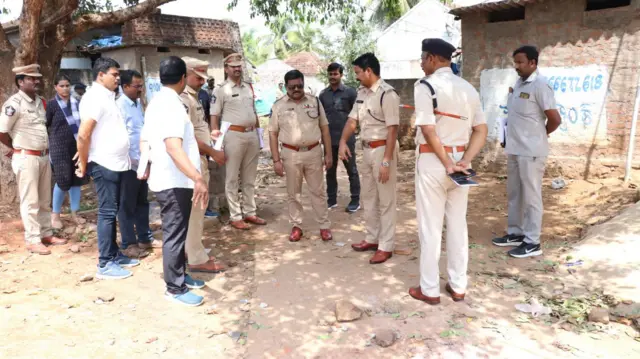 కాకినాడలో పోలీసులు