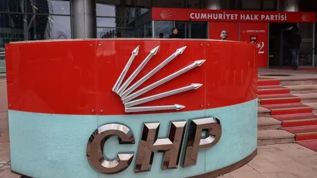 CHP genel merkezi girişindeki logolu tabela