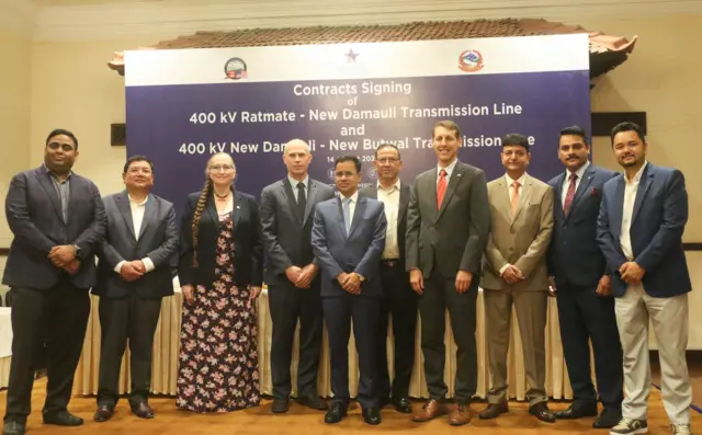 होटल याक एन्ड यतिमा आयोजित हस्ताक्षर समारोहमा नेपाल सरकार र अमेरिकी दूतावासका अधिकारीहरू