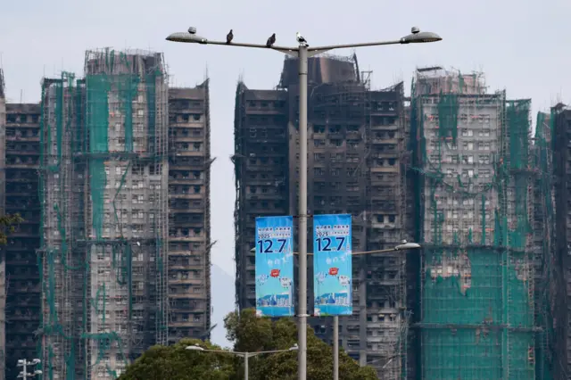 大埔宏福苑大火後的照片,前方燈柱掛著立法會選舉的宣傳品。