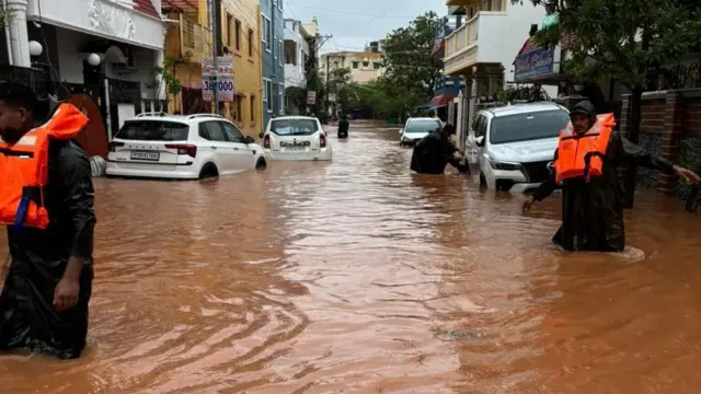 வட தமிழகத்தின் கடலோர பகுதிகளின் சில இடங்களில் கனமழை பெய்து வருகிறது