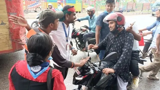 బంగ్లాదేశ్ అల్లర్లు, ట్రాఫిక్ పోలీసులు, షేక్ హసీనా