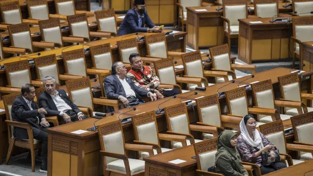 Sejumlah anggota DPR mengikuti Sidang Paripurna DPR ke-21 Masa Persidangan IV Tahun Sidang 2022-2023 di Kompleks Parlemen, Senayan, Jakarta, Kamis (13/4/2023).