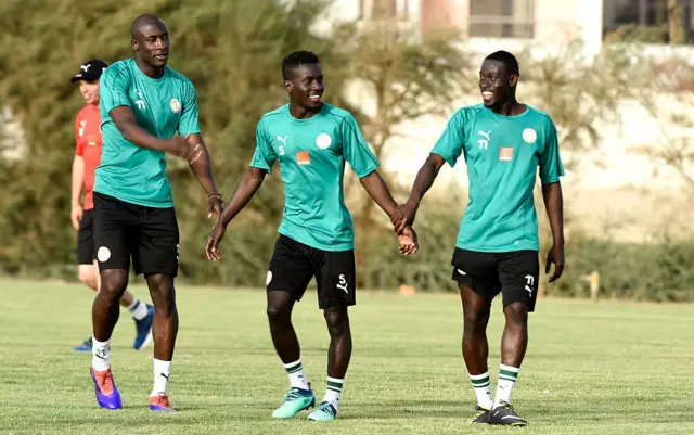 Les footballeurs sénégalais Cheikh Ndoye (n° 11), Idrissa Gana Gueye (n° 5) et Badou Ndiaye participent à une séance d'entraînement au centre d'entraînement Diambars à Saly, à une cinquantaine de kilomètres au sud de Dakar, le 22 mai 2018, en vue de la Coupe du monde de football 2018 en Russie. 