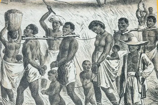 Une vue de l'île de Gorée, site inscrit au patrimoine mondial de l'UNESCO, située au large de Dakar, au Sénégal, le 7 août 2025. Cette île, témoin de la déportation de millions d'Africains lors de la traite atlantique entre le XVe et le XIXe siècle, symbolise l'une des périodes les plus sombres de l'humanité. Autrefois point de départ des Africains réduits en esclavage et envoyés de force aux Amériques, l'île est aujourd'hui préservée afin de perpétuer le souvenir des profondes cicatrices laissées par l'esclavage dans l'histoire de l'humanité.