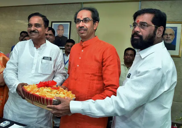 2022 साली शिवसेनेमध्ये फूट पडली आणि एकनाथ शिंदेंनी पक्षावर दावा ठोकला.