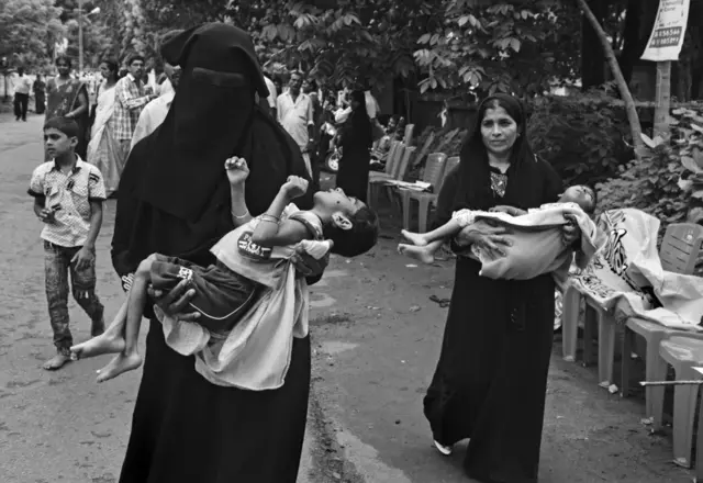 2012 मध्ये, मातांनी आपल्या आजारी मुलांना हातात घेऊन कासरगोडच्या जिल्हाधिकारी कार्यालयावर मोर्चा काढला. त्यांनी त्यांच्या मुलांसाठी चांगल्या वैद्यकीय सुविधा आणि पीडितांसाठी नुकसान भरपाईची मागणी केली होती.
