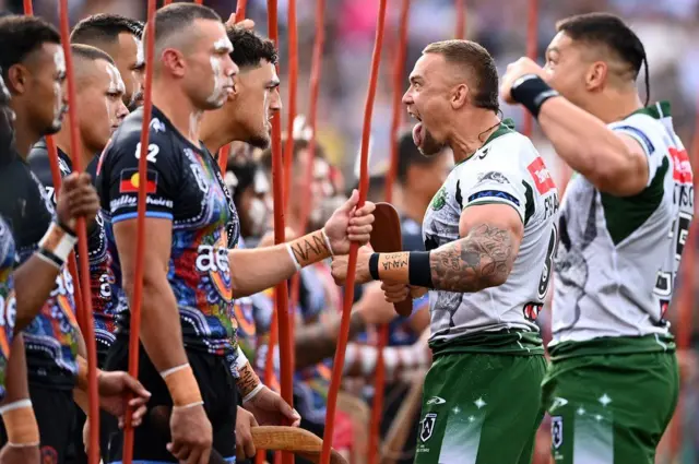 رودررویی ستارگان دو تیم بومیان و قبایل مائوری قبل از مسابقه ستارگان لیگ ملی راگبی در روتوروا نیوزلند