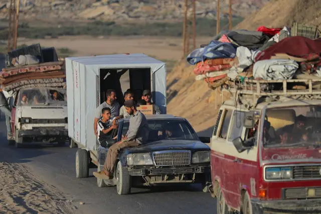 Palestinos en autos saliendo de la Ciudad de Gaza