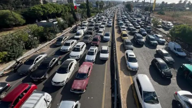 Libaneses são vistos fugindocomo fazer multiplas no pixbetcarros do sul do Líbanocomo fazer multiplas no pixbetdireção a Sidon e Beirute