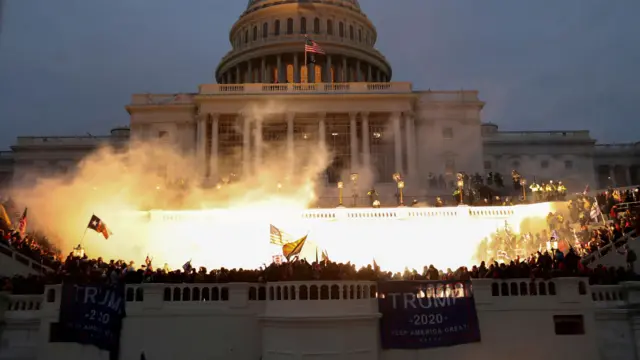 Frente do capitólio com manifestantes pró-trump