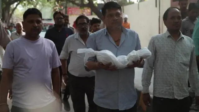 పసికందు శవాన్ని తీసుకువెళుతున్న ఫోటో 