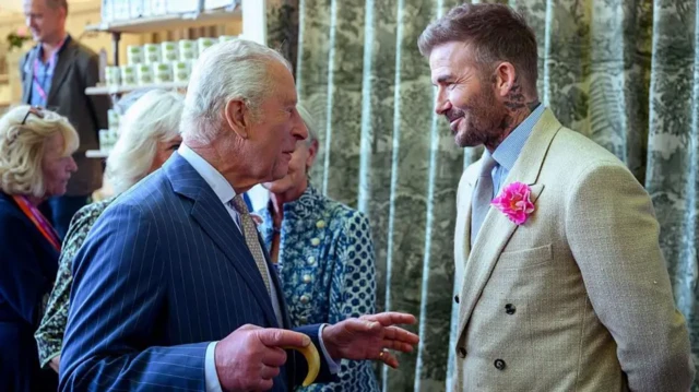 Kral Charles ve David Beckham konuşurken