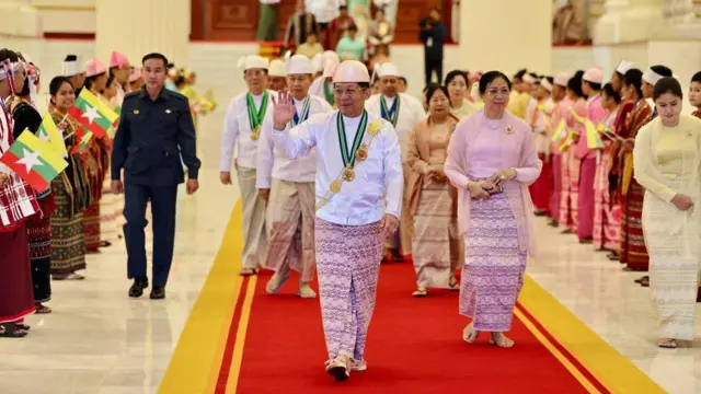 သမ္မတစလွယ်နဲ့တွေ့ရတဲ့ ဗိုလ်ချုပ်မှူးကြီးမင်းအောင်လှိုင်