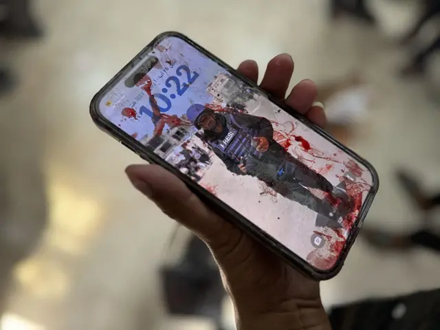 تصویر موبایل یکی از خبرنگاران کشتهشده امروز