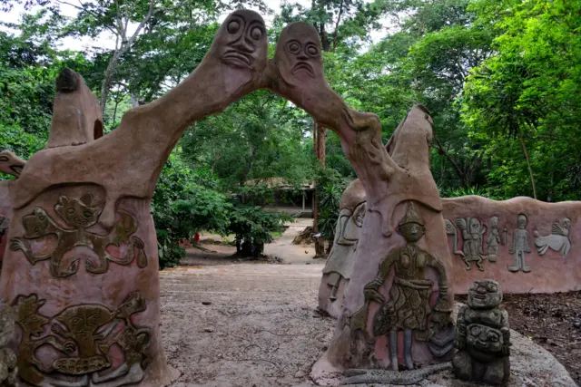 Osogbo, État d'Osun, Nigéria : arche à l'entrée de la cour du temple d'Osogbo - Bosquet sacré d'Osun-Osogbo, demeure de la déesse de la fertilité Osun - Site inscrit au patrimoine mondial de l'UNESCO.