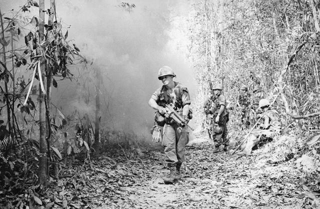 Soldados dos EUA patrulham uma área de selva perto da fronteira com o Camboja