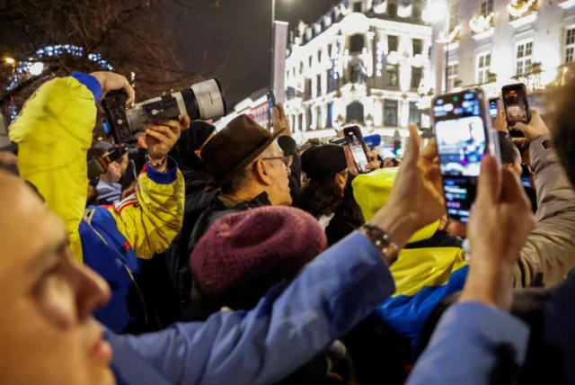 La gente espera para ver a la laureada del Premio Nobel de la Paz, Maria Corina Machado, frente al Grand Hotel en Oslo, Noruega, el 11 de diciembre de 2025. Reuters vía NTB/ Jonas Been Henriksenvia 
