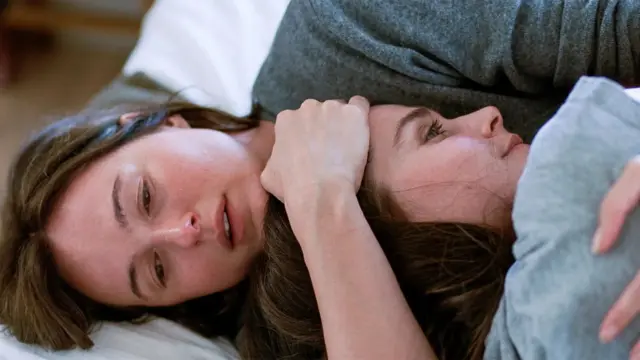 Duas mulheres abraçadas