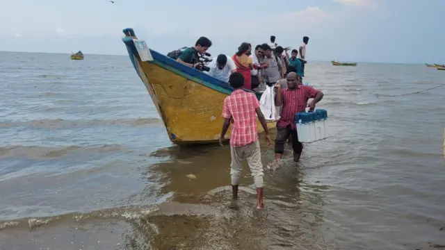 ఎలచెట్ల దిబ్బలో ఎన్నికల నిర్వహణకు అధికారులు బోటులో ఈవీఎంలను తీసుకెళ్లారు.